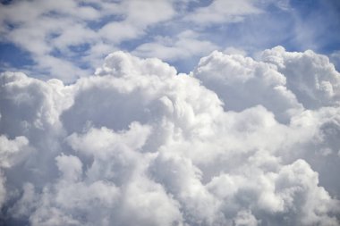 Dramatik cumulus bulutları ile yüksek düzey cirrocumulus bulutlar için 