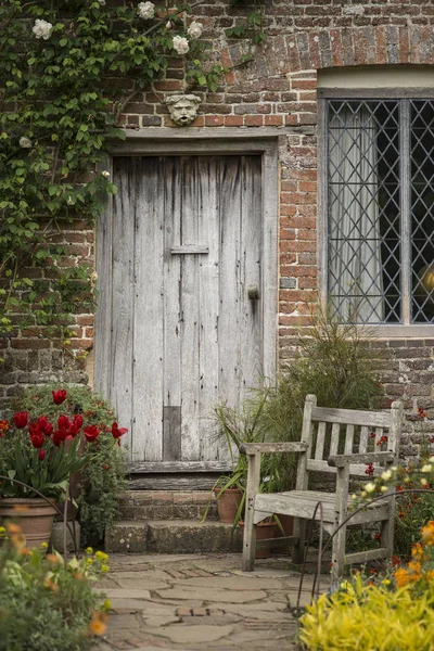 Quintessential old English country garden image of wooden chair — Stock Photo, Image