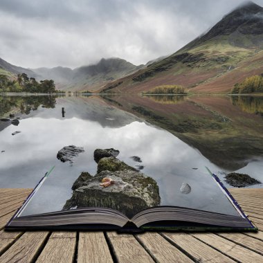 Stuning sonbahar sonbahar manzara görüntüsünü Lake Buttermere Gölü d