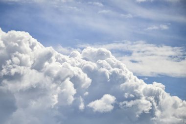 Dramatik cumulus bulutları ile yüksek düzey cirrocumulus bulutlar için 