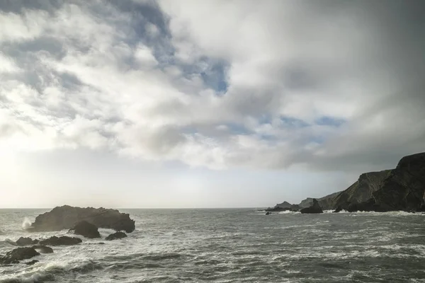 Bella immagine paesaggio lunga esposizione di mare su rocce durante — Foto Stock