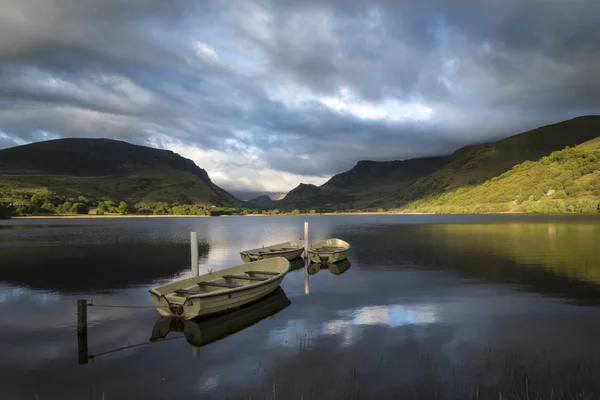 Prachtige dramatische stormy sky formaties over adembenemende mounta — Stockfoto