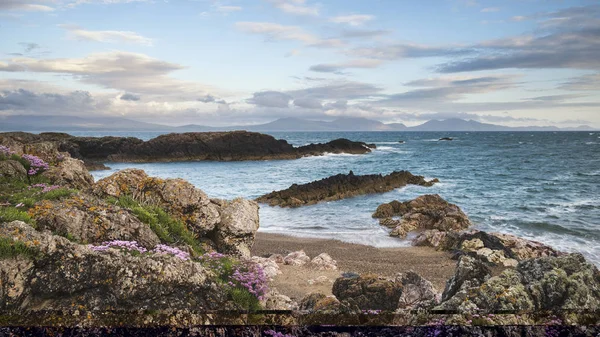 Schöne Landschaft Bild des felsigen Strandes mit Snowdonia Berg — Stockfoto