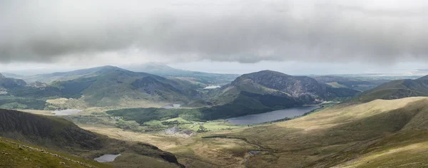 Pohled na krajinu Llyn Cwellyn a Moel Cynghorion v oblasti Snowdonia — Stock fotografie