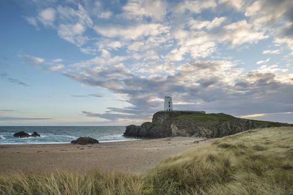 岬の端に灯台の見事な夏の風景画像 — ストック写真