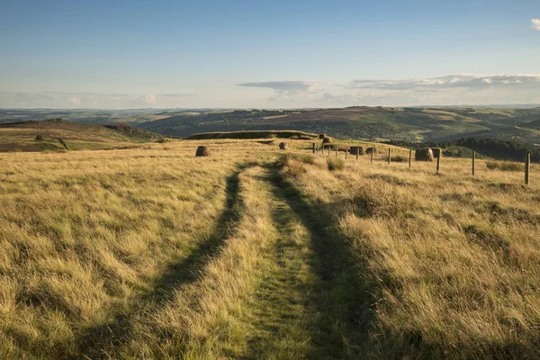 Beautiful vibrant landscape image of Burbage Edge and Rocks in S — Stock Photo, Image