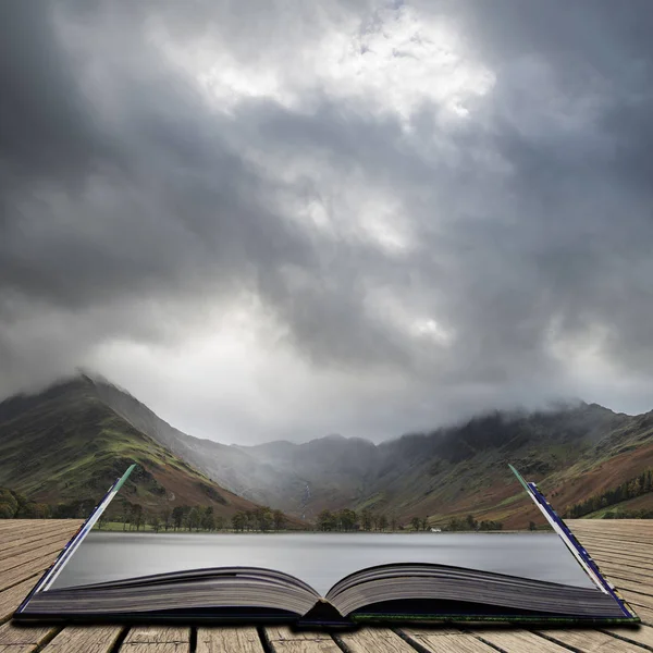 Stuning Autumn Fall landscape image of Lake Buttermere in Lake D — Stock Photo, Image