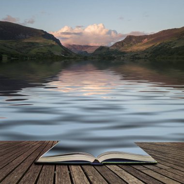 L sakin sularına yansıyan Snowdonia sıradağlarının manzara