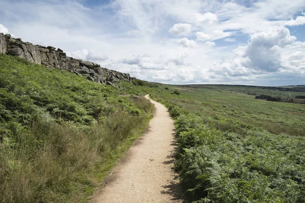 Bella immagine di paesaggio vibrante di Burbage bordo e rocce in S — Foto Stock