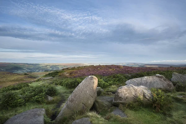 Hermosa imagen del amanecer del paisaje de Higger Tor hacia H —  Fotos de Stock