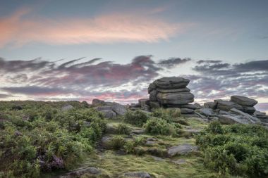 Yaz aylarında şafak gündoğumu manzara resim Higger Tor çarpıcı