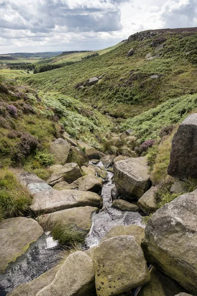 Krásné zářivé krajiny obraz Burbage Edge a skály v S — Stock fotografie