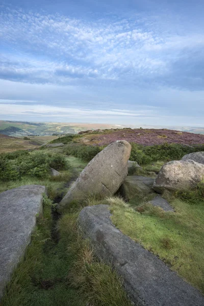 Splendida immagine del paesaggio all'alba da Higger Tor verso Mo — Foto Stock