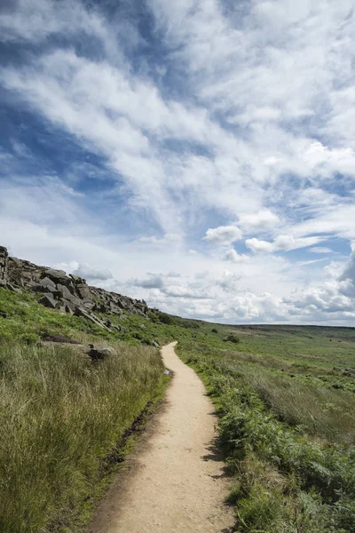 Krásné zářivé krajiny obraz Burbage Edge a skály v S — Stock fotografie