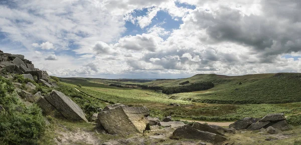 Hermosa imagen vibrante del paisaje de Burbage Edge y Rocas en S —  Fotos de Stock