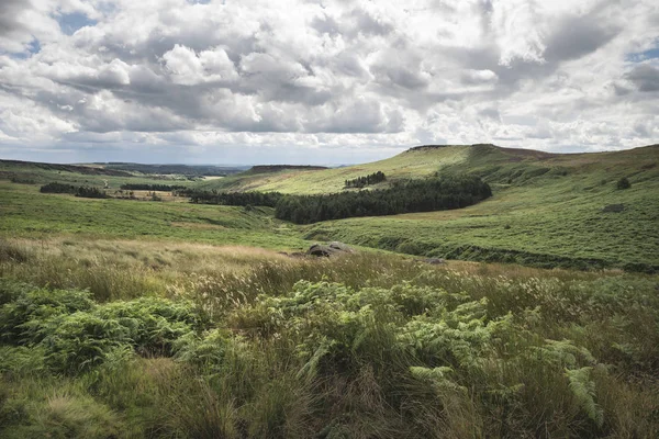 Schöne lebendige Landschaft Bild von Burbage Rand und Felsen in s — Stockfoto