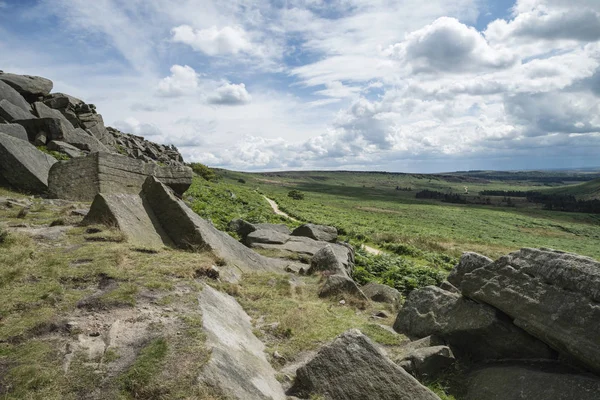 Mooie levendige landschap foto van Burbage rand en rotsen in S — Stockfoto