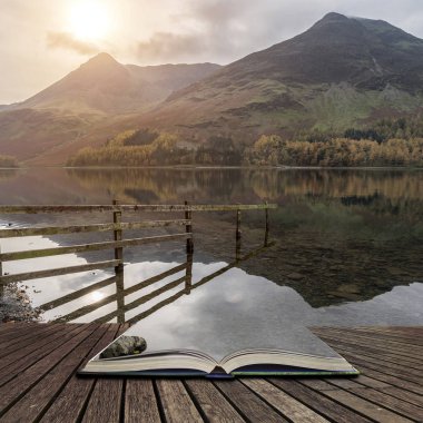 Stuning sonbahar sonbahar manzara görüntüsünü Lake Buttermere Gölü d
