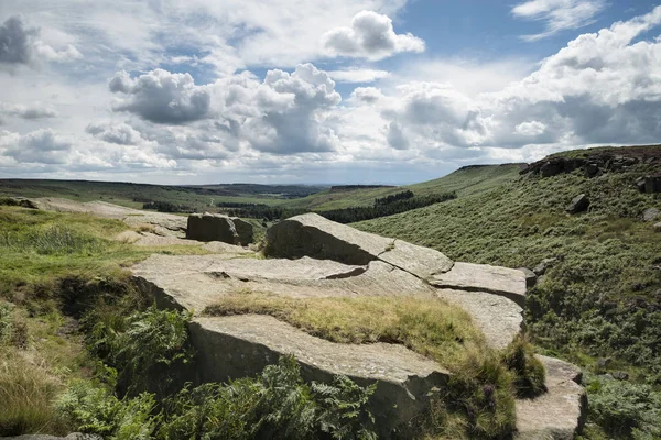 Vackra levande landskapet bilden av Burbage kant och stenar i S — Stockfoto