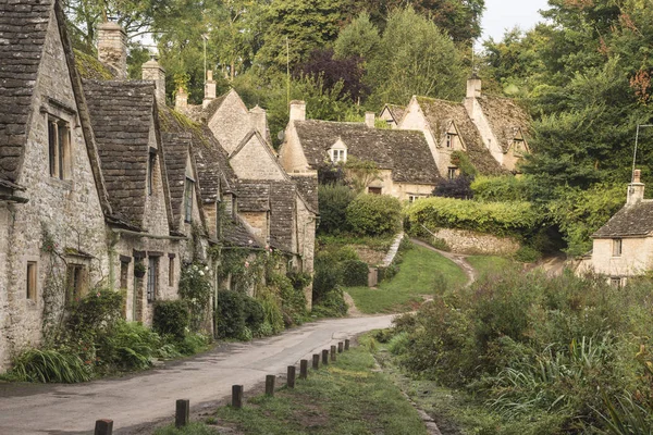 Casas medievales en Arlington Fila en Cotswolds campo landsc — Foto de Stock