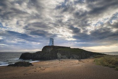 Çarpıcı Twr Mawr deniz feneri manzara plaj ile dramatik 