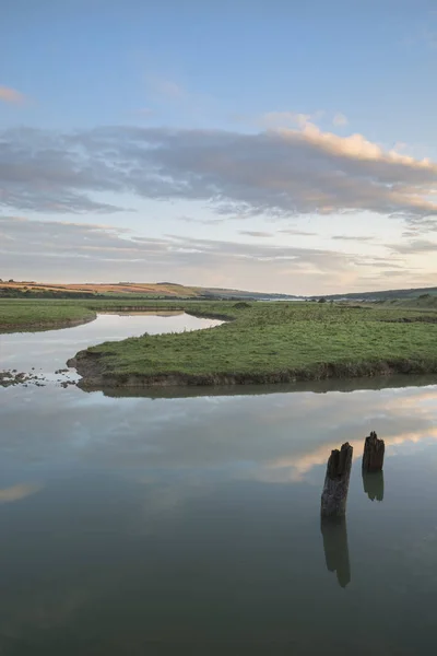 Beautiful dawn landscape over English countryside with river slo — Stock Photo, Image