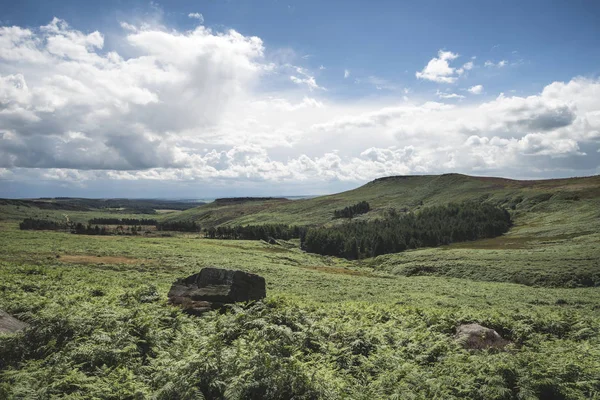 Krásné zářivé krajiny obraz Burbage Edge a skály v S — Stock fotografie