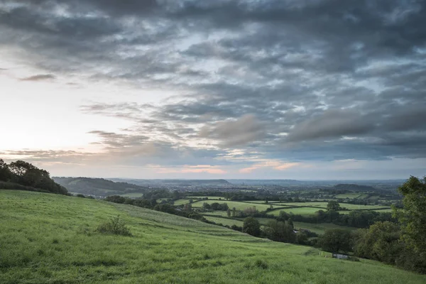 Krásné svítání krajina nad úrovní Somerset v anglickém vesnickém — Stock fotografie