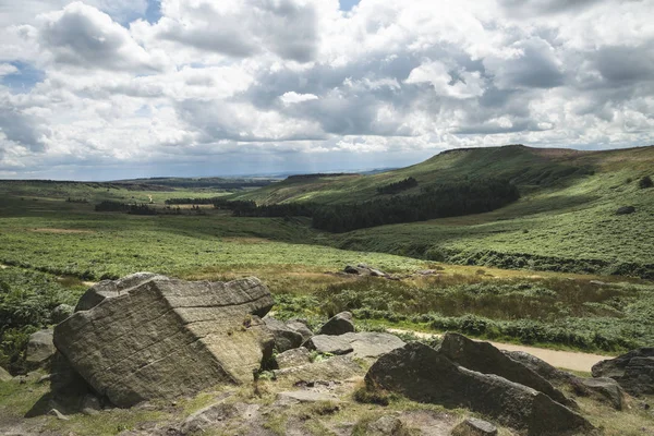 Hermosa imagen vibrante del paisaje de Burbage Edge y Rocas en S — Foto de Stock