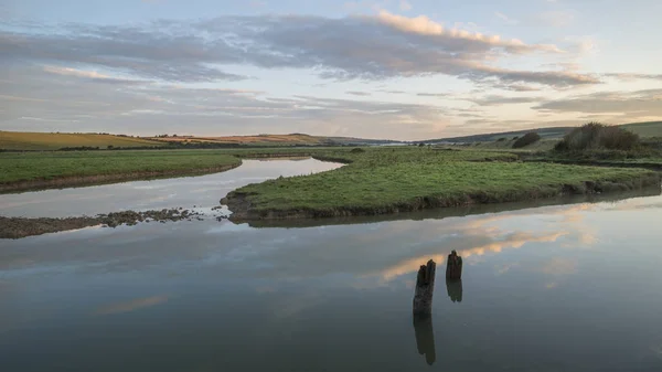 Beautiful dawn landscape over English countryside with river slo — Stock Photo, Image