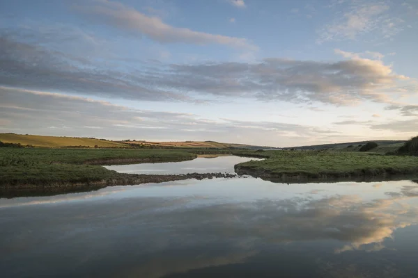 Beautiful dawn landscape over English countryside with river slo — Stock Photo, Image