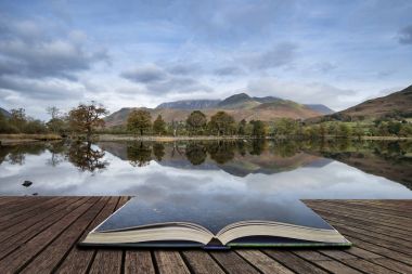 Stuning sonbahar sonbahar manzara görüntüsünü Lake Buttermere Gölü d