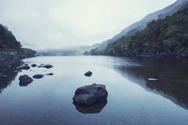Llyn Crafnant manzara Snowdo sisli sonbahar sabah sırasında