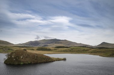 Akşam manzara resim Sn sonbaharda Llyn y Dywarchen Gölü