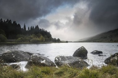 Şafak peyzaj görüntüsünü Snowdonia Na sonbaharda Llynnau Mymbyr