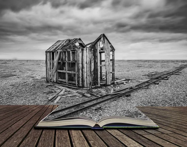 Derelict fishing hut and rails on shingle beach during stormy Wi — Stock Photo, Image