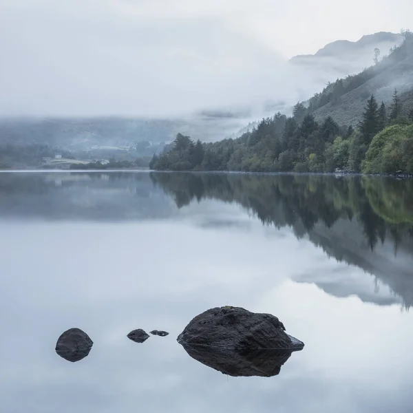 Landscape of Llyn Crafnant during foggy Autumn morning in Snowdo — Stock Photo, Image