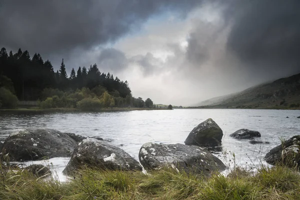 Dawn krajobraz obraz Llynnau Mymbyr jesienią w Snowdonia Na — Zdjęcie stockowe