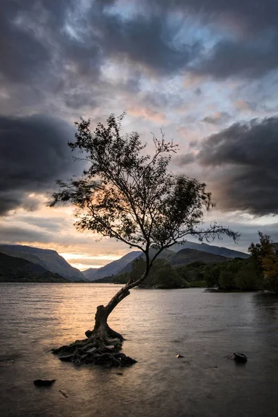 Krásná krajina obraz Llyn Padarn za úsvitu na podzim v — Stock fotografie