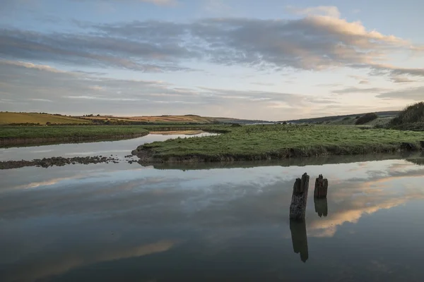 Vackra gryningen landskap över engelska landsbygden med floden slo — Stockfoto
