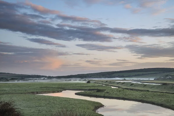 Vackra gryningen landskap över engelska landsbygden med floden slo — Stockfoto
