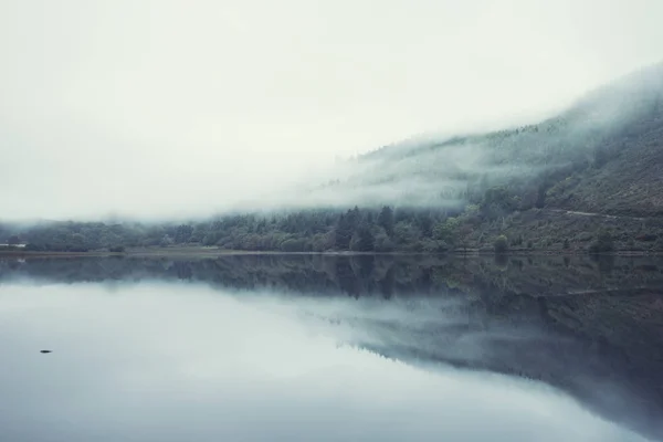 景观的丽茵 Crafnant 期间在 Snowdo 的秋天早晨有雾 — 图库照片