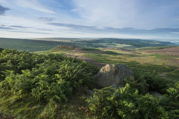 Impresionante amanecer imagen del paisaje de salida del sol de Higger Tor hacia Mo —  Fotos de Stock