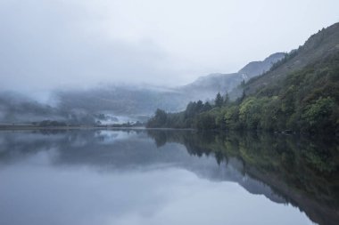 Llyn Crafnant manzara Snowdo sisli sonbahar sabah sırasında