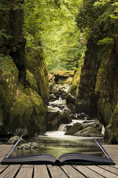 Impressionante paisagem etérea de garganta de lado profundo com paredes de rocha — Fotografia de Stock
