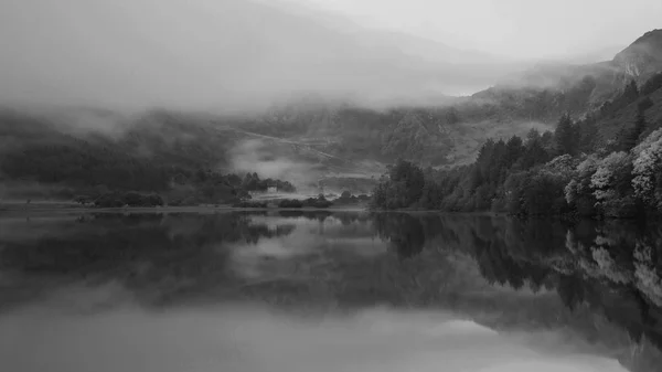 Preto e branco Paisagem de Llyn Crafnant durante nevoeiro Outono m — Fotografia de Stock