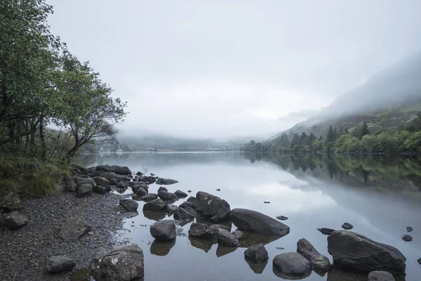 Landscape of Llyn Crafnant during foggy Autumn morning in Snowdo — Stock Photo, Image