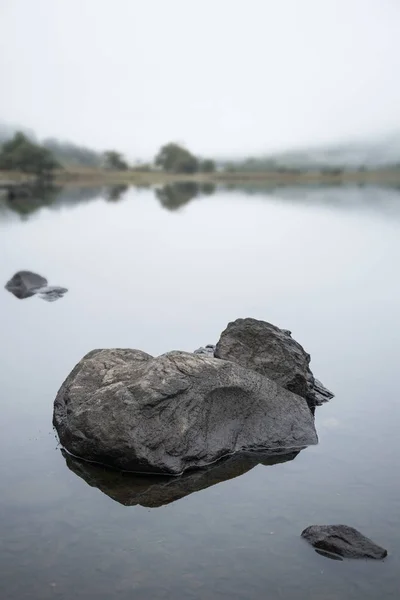 Landscape of Llyn Crafnant during foggy Autumn morning in Snowdo — Stock Photo, Image