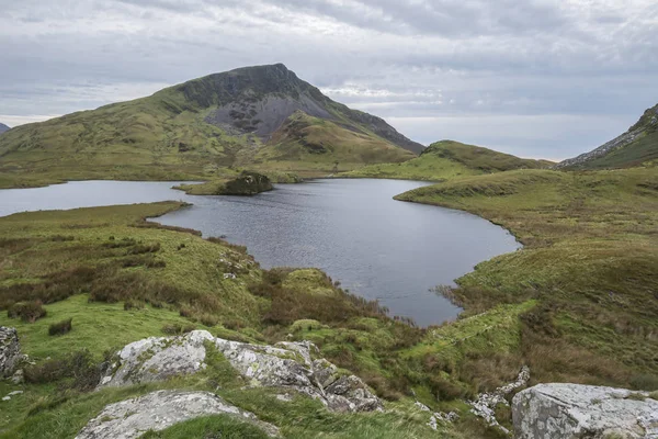 Akşam manzara resim Sn sonbaharda Llyn y Dywarchen Gölü — Stok fotoğraf