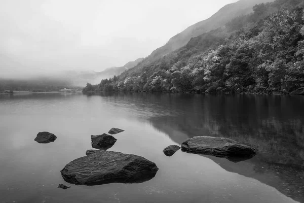 Paisaje blanco y negro de Llyn Crafnant durante la niebla Otoño m — Foto de Stock